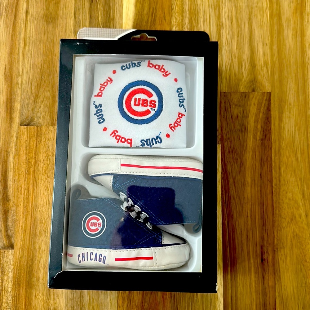 Cubs bib and pre-Walker set